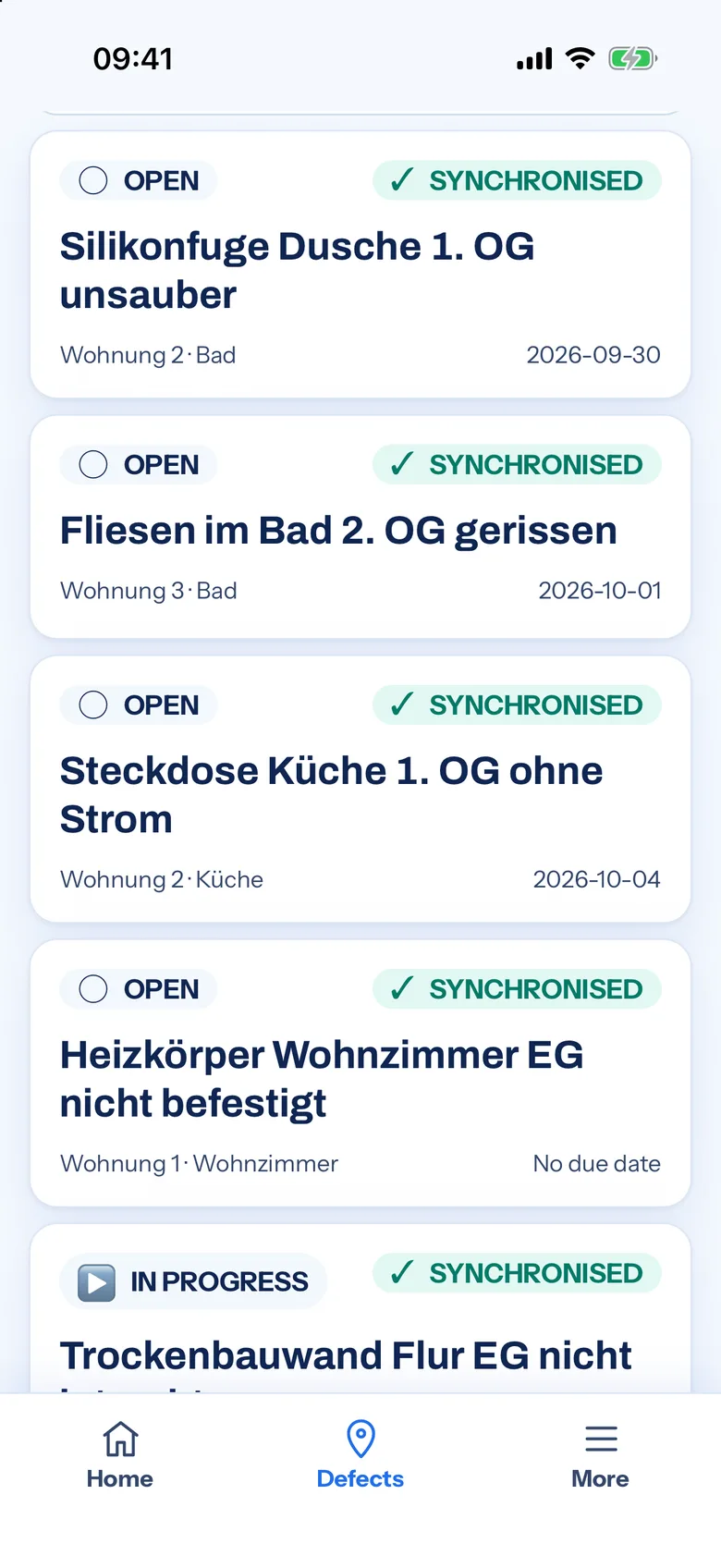 Defect list in the Gewerkton app on iPhone: cards with open defects from the demo project, each with location, due date and the status Synchronised (demo data in German)